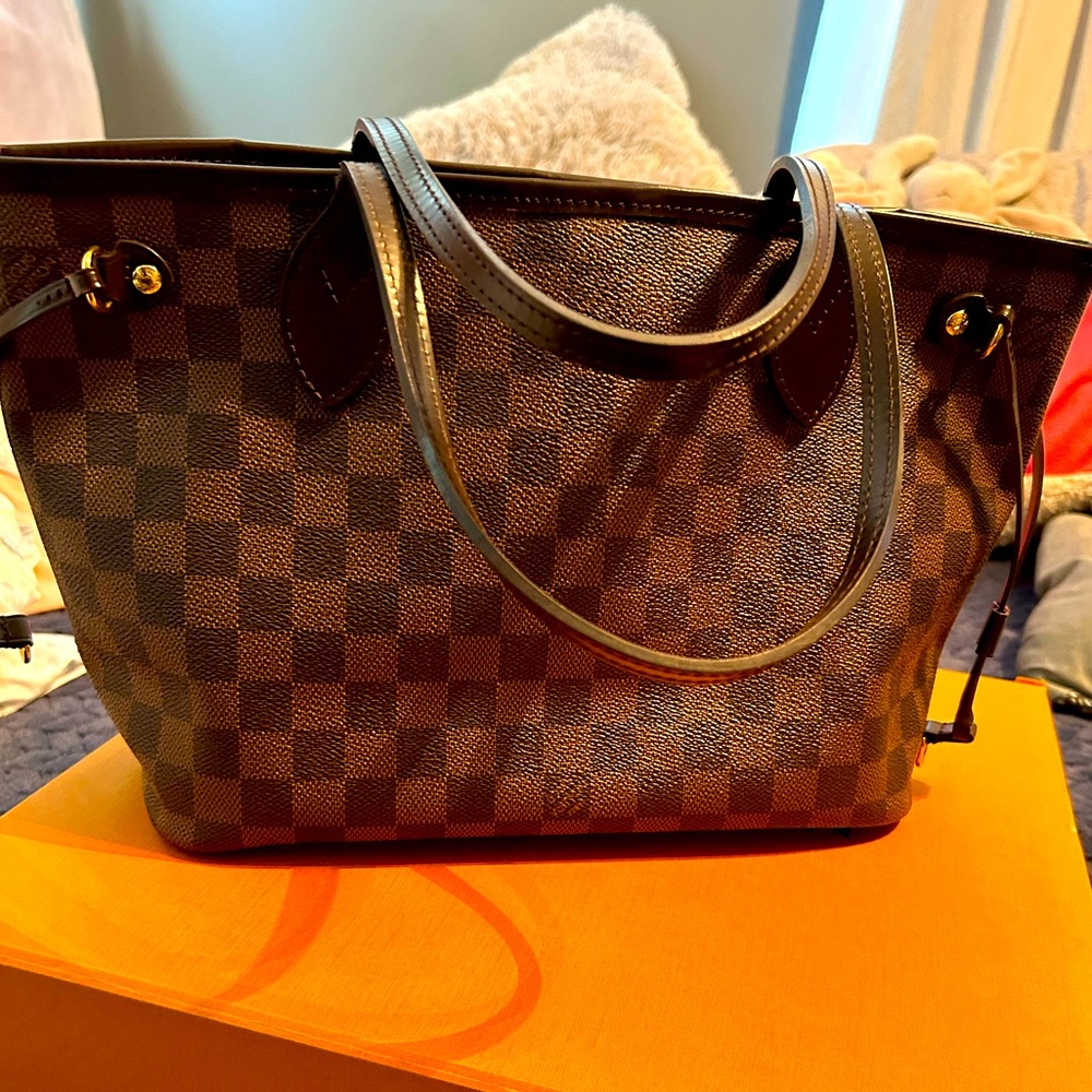 Louis Vuitton Neverful Pm size
